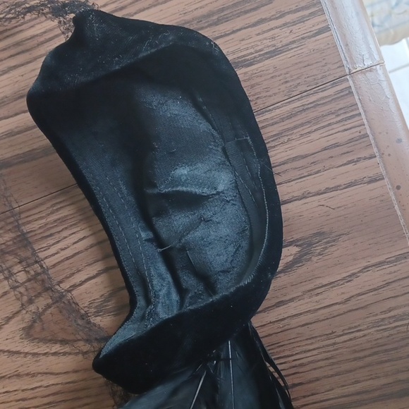 Vintage 1920's Black Velvet Hat with Raven Feathers - Picture 3 of 6